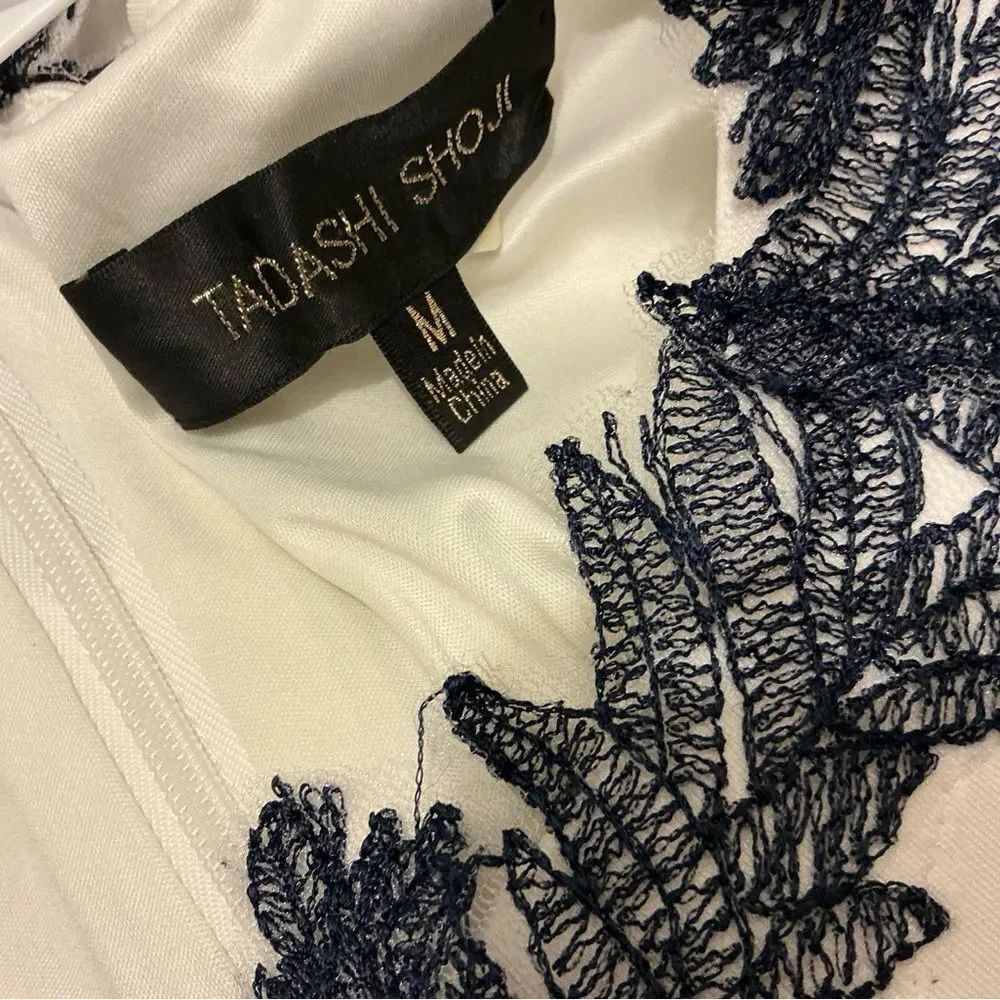 TADASHI SHOJI FEATHER APPLIQUÉ ROYAL NAVY/WHITE SHEATH DRESS size M - Picture 9 of 11